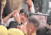 Photo of ‘सीएम हमारे भगवान है..’ सीएम योगी को जल चढ़ाने आए थे छात्र कांवड़िए, पुलिस ने रोका