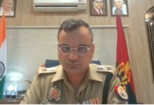 Photo of उत्तर प्रदेश :  चेकिंग के दाैरान बाइक से गिरी महिला, दरोगा और सिपाही निलंबित