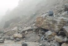 Photo of गोपेश्वर में बदरीनाथ हाईवे पर पहाड़ी से भूस्खलन
