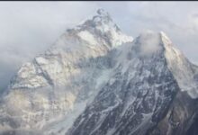 Photo of तिब्बत में माउंट एवरेस्ट पर भारी बर्फबारी, करीब 1000 पर्वतारोही फंसे