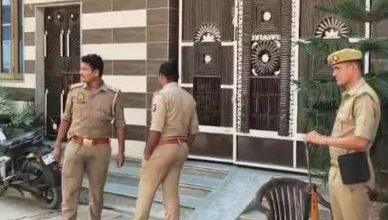 Photo of यूपी के इस जिले की सबसे बड़ी रेड: 70 गाड़ियों में पहुंची आयकर टीम