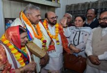 Photo of यूपी: कैबिनेट मंत्री ने दीप्ति शर्मा के माता-पिता का किया सम्मान