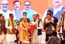 Photo of पंकज चौधरी ने छुए सीएम योगी के पैर, दिखी दूरी की अटकलों को विराम देने की कोशिश