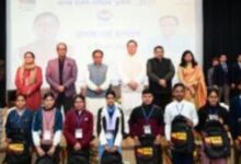 Photo of सीएम धामी ने उत्तराखंड बोर्ड परीक्षा –2025 टॉपर छात्र–छात्राओं को हरी झंडी दिखाकर किया रवाना