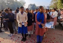 Photo of यूपी बोर्ड परीक्षाओं का हुआ शुभारंभ: परीक्षा केंद्रों पर पुष्पवर्षा व टीका लगाकर किया परीक्षार्थियों का स्वागत