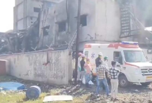 Photo of अहमदाबाद की पटाखा फैक्ट्री में भीषण आग, 8 लोगों की दर्दनाक मौत; लाइसेंस रद्द होने के बाद भी चल रहा था कारोबार