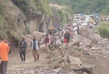 Photo of बदरीनाथ हाईवे: हाथी पहाड़ के पास भारी बोल्डर गिरने से 20 मी.सड़क ध्वस्त