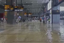 Photo of Delhi Airport Waterlogging: भारी बारिश से दिल्ली एयरपोर्ट परिसर में भरा पानी, कई उड़ानों का बदला रूट