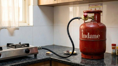 Photo of LPG Cylinder Price: दिल्ली में ₹942, मुंबई में ₹941.50, जानें आपके शहर में घरेलू गैस सिलेंडर के नए दाम