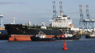 Photo of Russian Oil : रूस पर प्रतिबंधों के बावजूद रूसी तेल से बने ईंधन का निर्यात 43 प्रतिशत बढ़ा, भारत की रिफाइनरियां चर्चा में