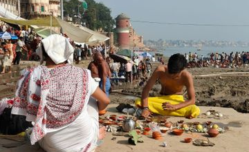 Photo of पितृ पक्ष की द्वादशी आज: वाराणसी-प्रयागराज में श्राद्ध और तर्पण का विशेष महत्व, संन्यासी पूर्वजों के लिए भी आज का दिन खास