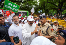 Photo of CEC विरोध प्रदर्शन: राहुल गांधी और प्रियंका गांधी समेत विपक्षी सांसद हिरासत में, बाद में किए गए रिहा