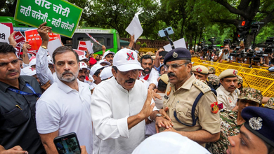 Photo of CEC विरोध प्रदर्शन: राहुल गांधी और प्रियंका गांधी समेत विपक्षी सांसद हिरासत में, बाद में किए गए रिहा